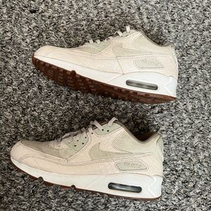 Nike Air Max. Only worn 3 times! Very few marks & will be cleaned before I ship!